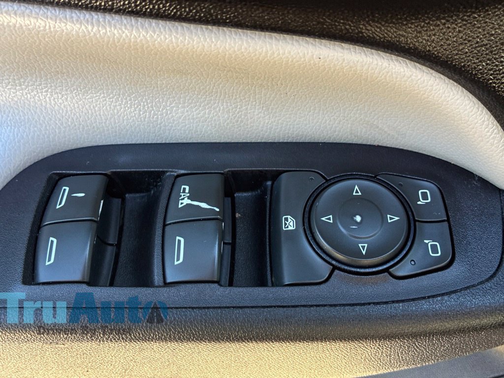 Used 2018 Chevrolet Equinox LT FWD image 21