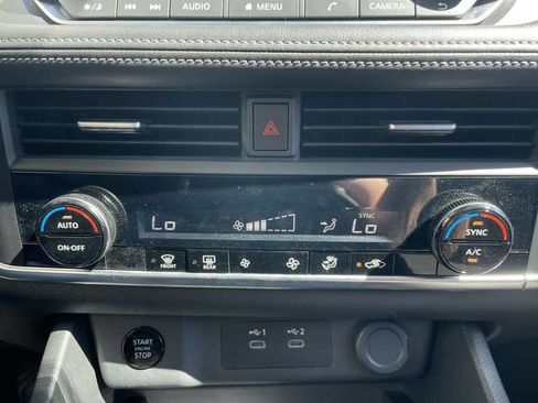 Used 2025 Nissan Rogue SV AWD/4WD image 18