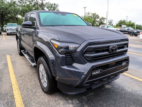 Used 2025 Toyota Tacoma SR5 AWD/4WD image 5