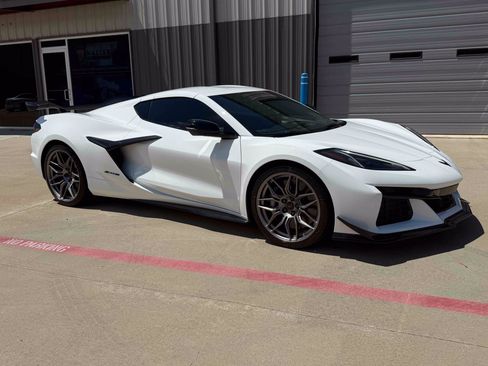 Used 2024 Chevrolet Corvette Z06 w/ Z07 Performance Package w/ Z07 Performance Package RWD image 8