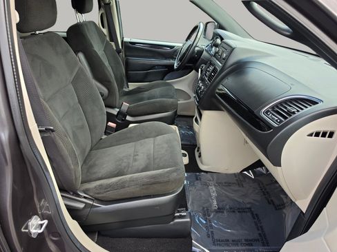 Used 2016 Dodge Grand Caravan SE FWD image 31