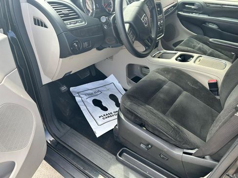 Used 2016 Dodge Grand Caravan SXT FWD image 10
