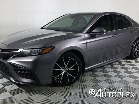 Used 2023 Toyota Camry SE FWD image 1