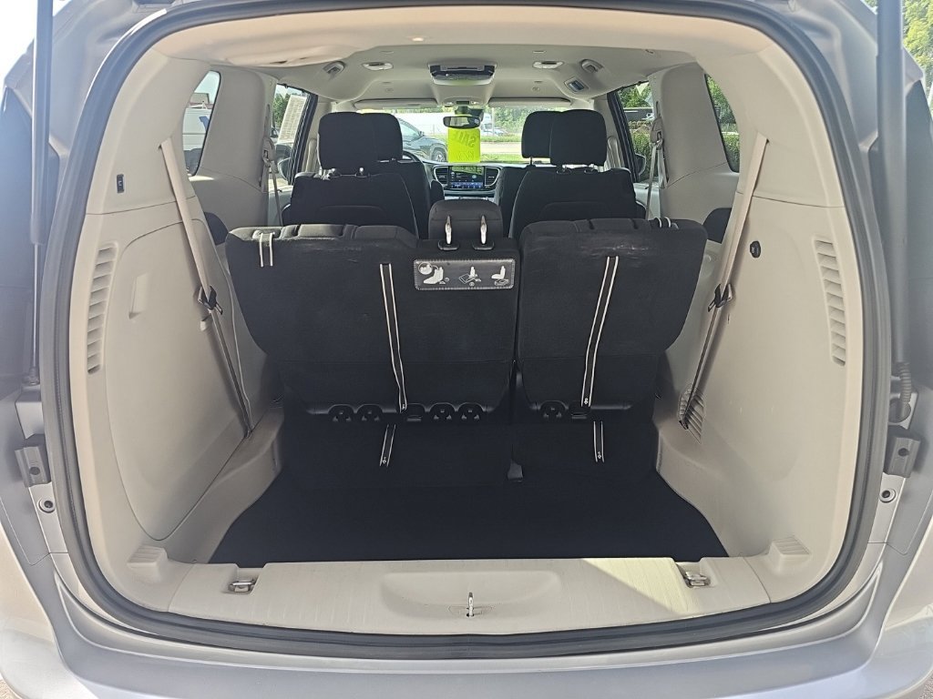 Used 2021 Chrysler Pacifica Touring FWD image 33
