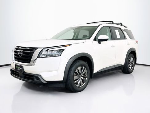 Used 2023 Nissan Pathfinder SV w/ SV Premium Package image 3
