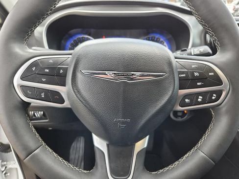 Used 2025 Chrysler Pacifica Select FWD image 7