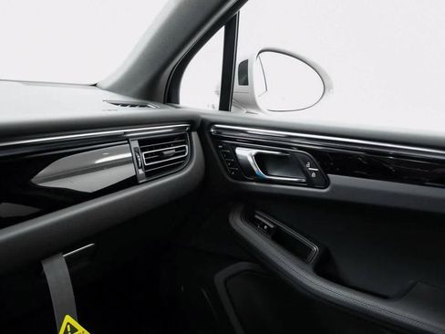 Certified 2025 Porsche Macan image 24