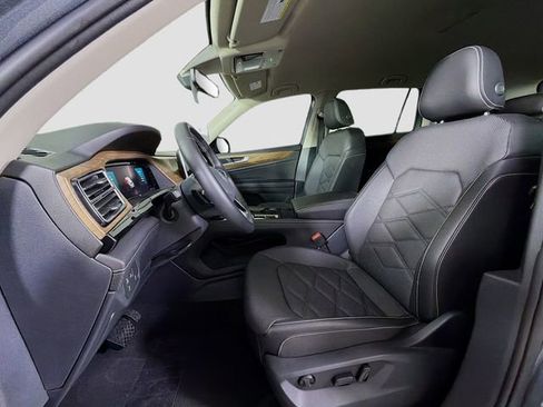 Used 2025 Volkswagen Atlas SE image 11