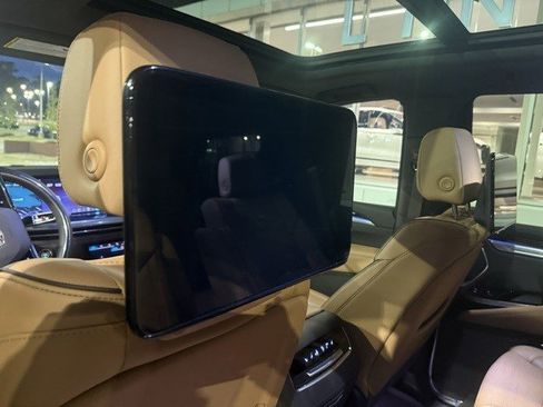 Used 2025 Cadillac Escalade Premium Luxury image 12