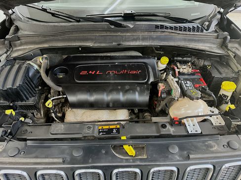 Used 2018 Jeep Renegade Latitude w/ UConnect 8.4 Nav Group image 34