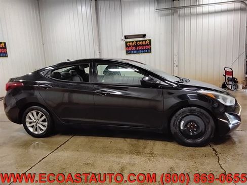Used 2015 Hyundai Elantra SE w/ Option Group 02 FWD image 2