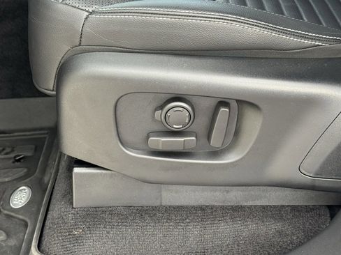 Certified 2025 Land Rover Discovery Dynamic SE image 12