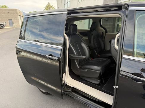 Used 2024 Chrysler Pacifica Limited FWD image 36