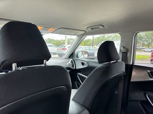 Used 2025 Kia Soul LX w/ LX Technology Package FWD image 19