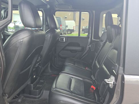 Used 2018 Jeep Wrangler Unlimited Sahara AWD/4WD image 14