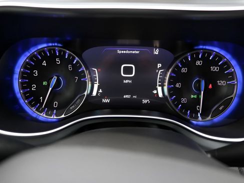 Used 2025 Chrysler Pacifica Limited FWD image 29