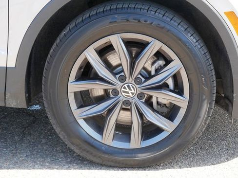 Certified 2022 Volkswagen Tiguan SE w/ Panoramic Sunroof Package AWD/4WD image 9