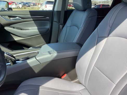 Used 2021 Buick Enclave Essence image 12