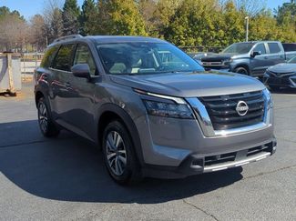 Used 2025 Nissan Pathfinder SL video 3