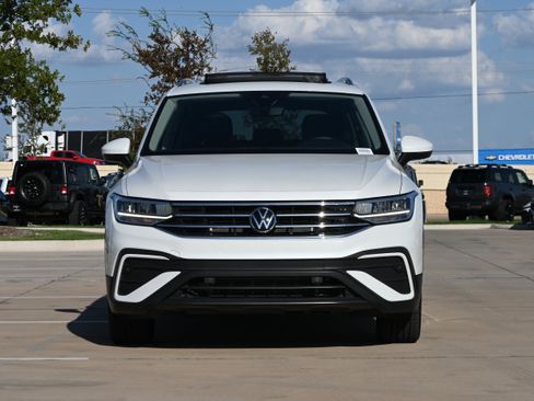 Used 2023 Volkswagen Tiguan SE w/ Panoramic Sunroof Package FWD image 3