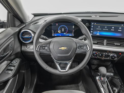 Used 2025 Chevrolet Trax LT w/ Driver Confidence Package image 16