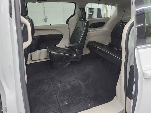 Used 2022 Chrysler Pacifica Limited FWD image 30