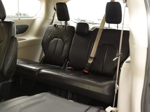 Used 2022 Chrysler Pacifica Touring-L FWD image 27