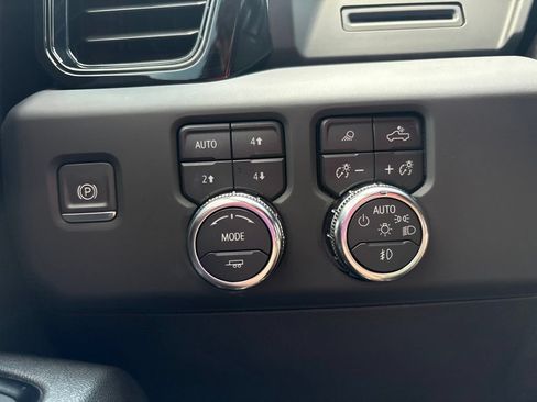 Used 2024 GMC Sierra 2500 AT4 w/ AT4 Preferred Package AWD/4WD image 15