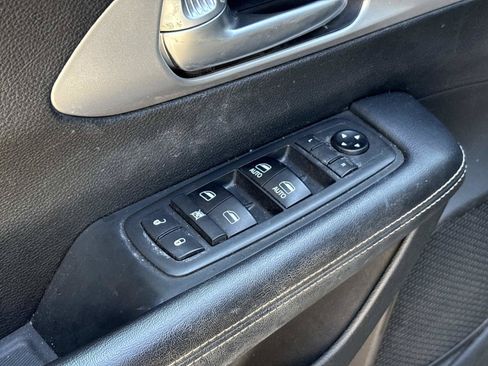Used 2018 Chrysler Pacifica Touring-L w/ Premium Audio Group FWD image 13