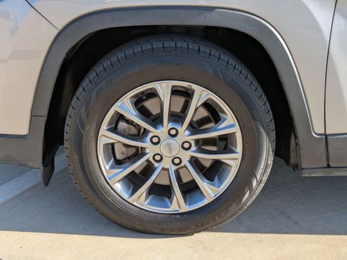 Certified 2019 Jeep Cherokee Latitude Plus w/ Comfort/Convenience Group image 29