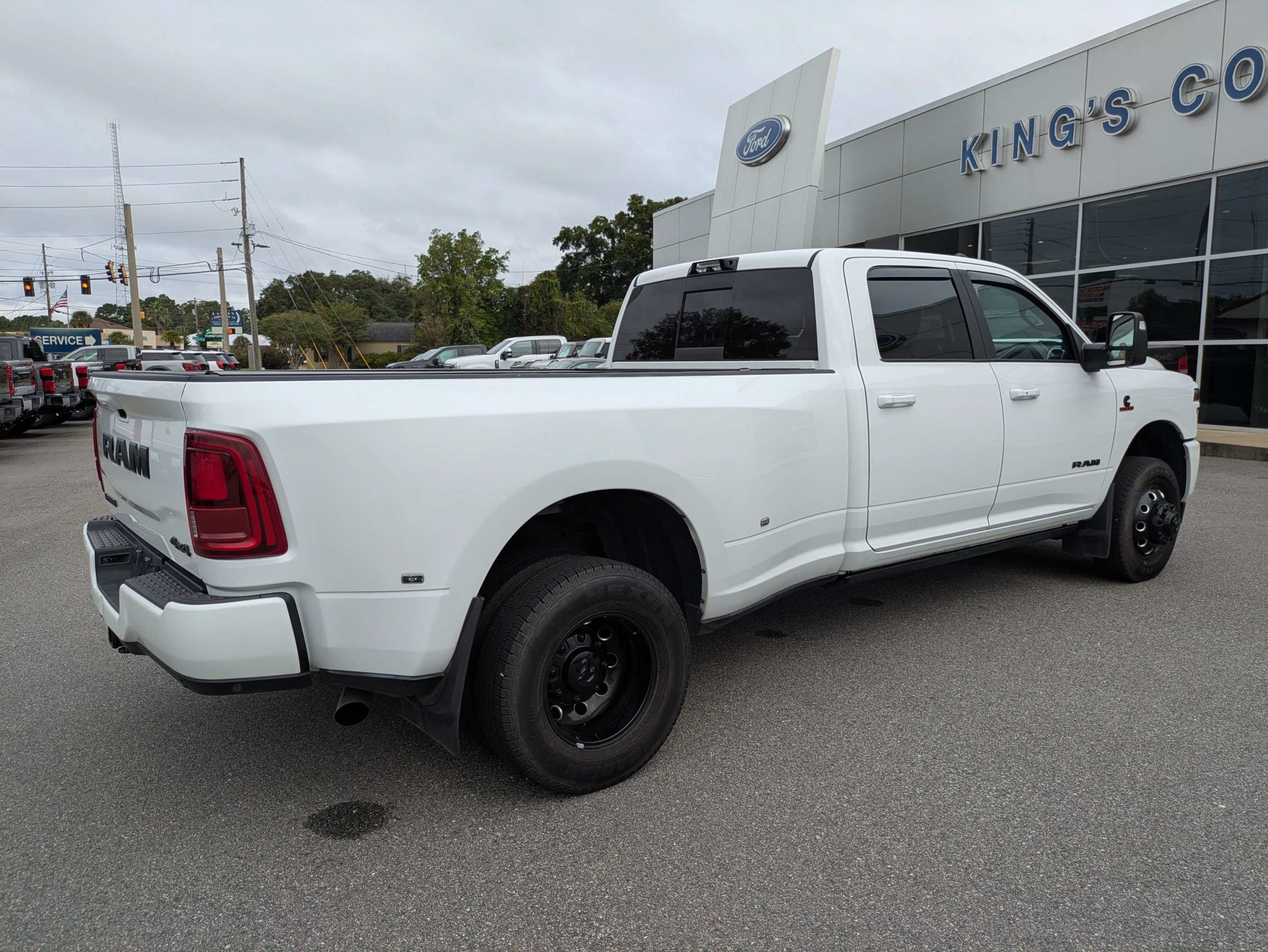 Used 2025 RAM 3500 Laramie AWD/4WD image 4