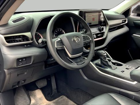 Used 2024 Toyota Highlander XLE FWD image 18
