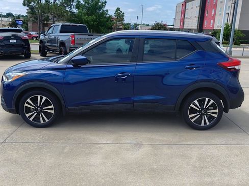 Used 2018 Nissan Kicks SV w/ Exterior Electronics Package FWD image 2