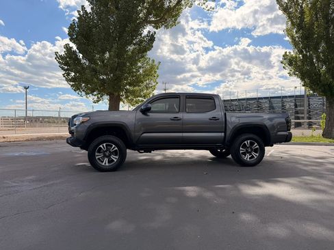 Used 2020 Toyota Tacoma TRD Off-Road AWD/4WD image 10