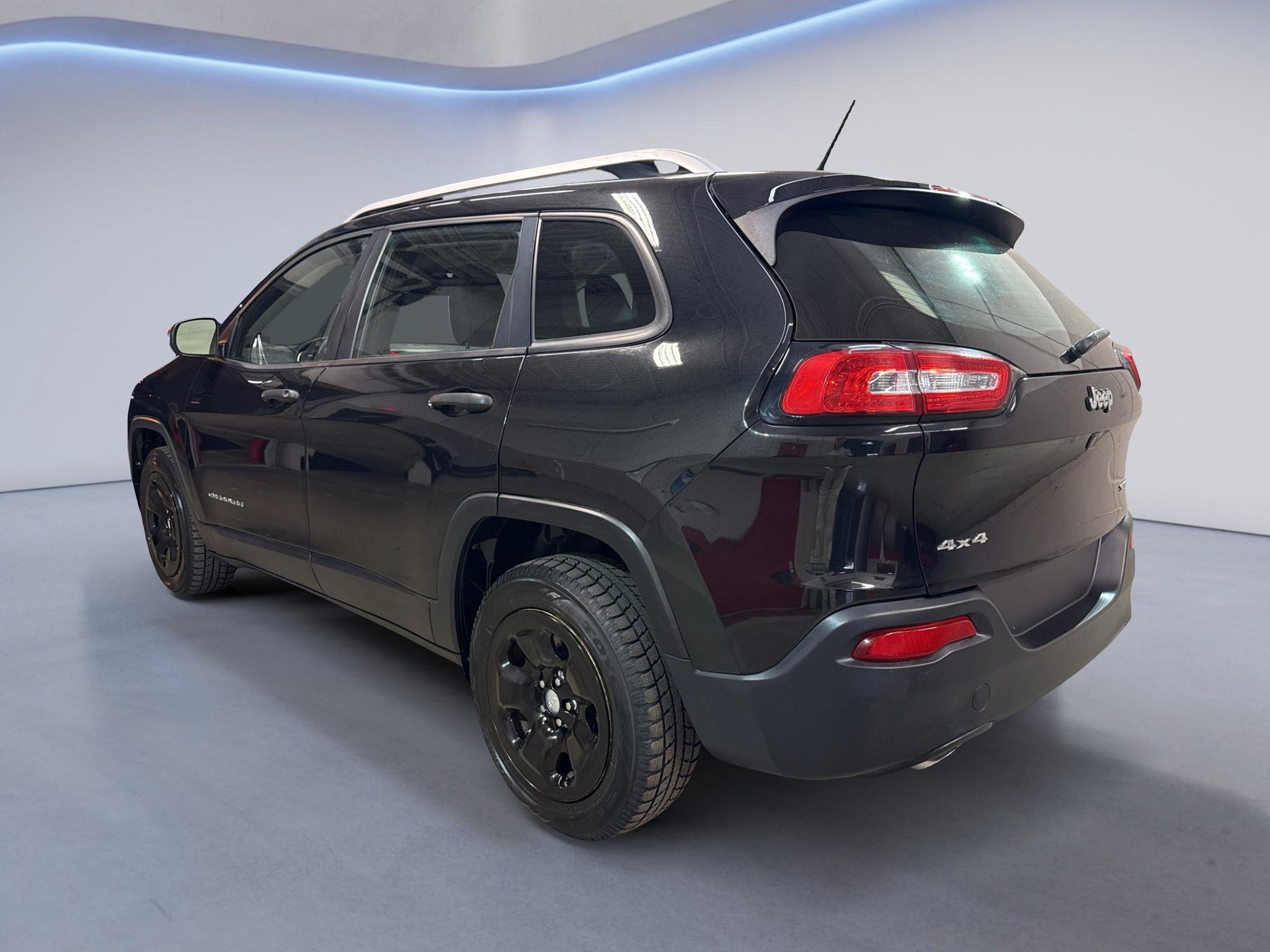 Used 2015 Jeep Cherokee Sport w/ Cold Weather Group AWD/4WD image 5