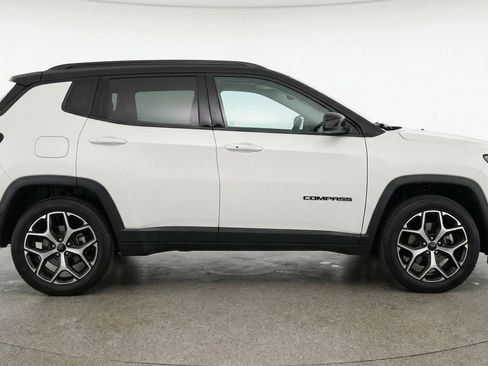 Used 2025 Jeep Compass Limited image 11