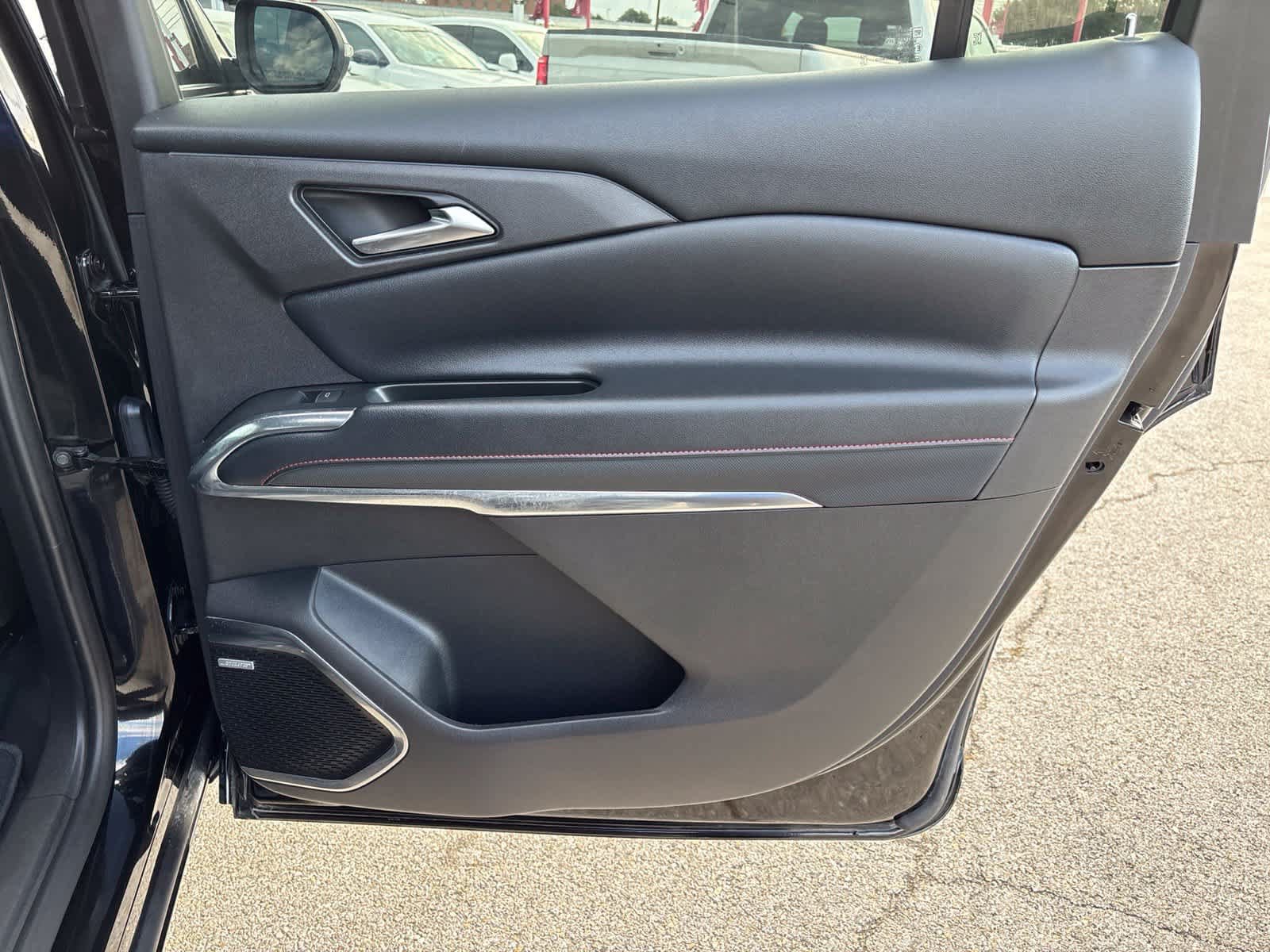 Used 2025 Chevrolet Traverse RS FWD image 14