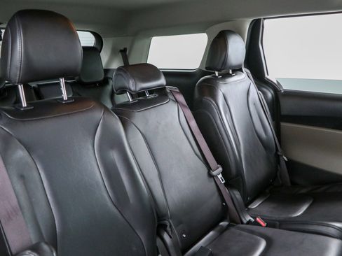 Used 2025 Kia Carnival FWD image 28