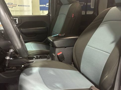 Used 2023 Jeep Gladiator Mojave w/ Cold Weather Group AWD/4WD image 17