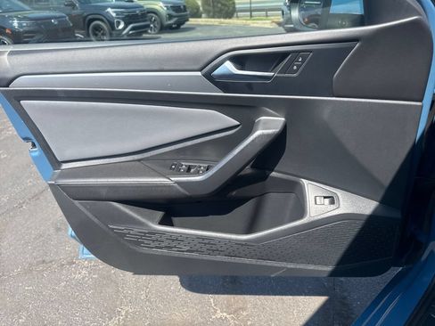 Used 2025 Volkswagen Jetta SE FWD image 36