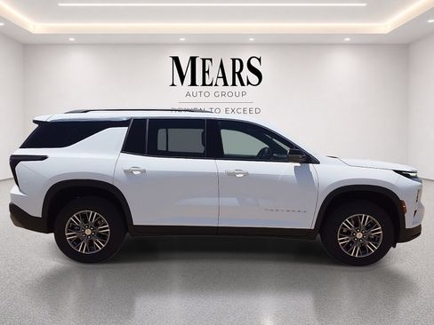 Used 2025 Chevrolet Traverse LT FWD image 6