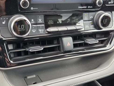 Used 2021 Toyota Highlander XLE AWD/4WD image 22