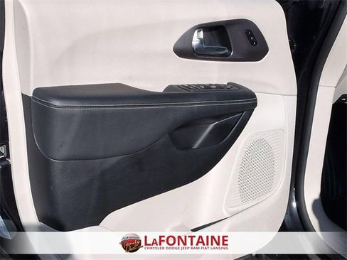 Certified 2023 Chrysler Pacifica Touring-L image 14