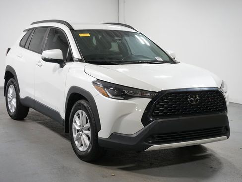 Certified 2024 Toyota Corolla Cross LE image 3