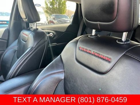 Used 2019 Jeep Cherokee Trailhawk w/ Comfort/Convenience Group AWD/4WD image 13