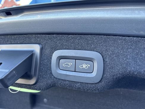 Used 2020 Volvo S90 T8 Inscription image 32