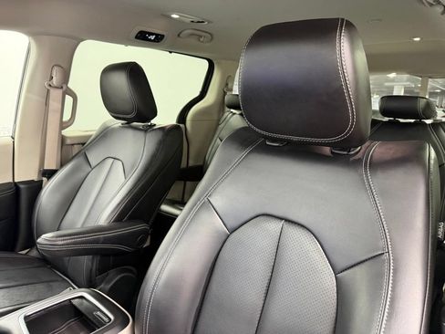 Used 2023 Chrysler Pacifica Touring-L FWD image 24