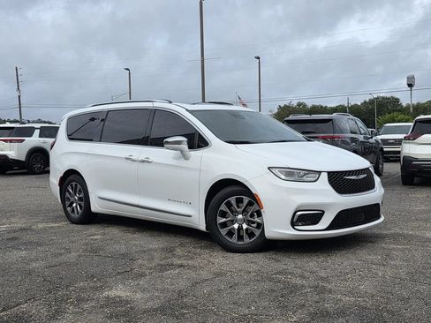 Used 2022 Chrysler Pacifica Pinnacle FWD image 2