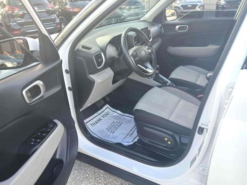 Used 2025 Hyundai Venue SEL FWD image 9