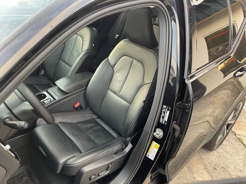 Used 2023 Volvo XC40 B5 Plus image 7